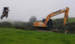 挖掘机短视频,工地上的力量与速度展示